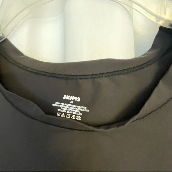 SKIMS black Fitted Crop T-Shirt Short Sleeve - Picture 3 of 3